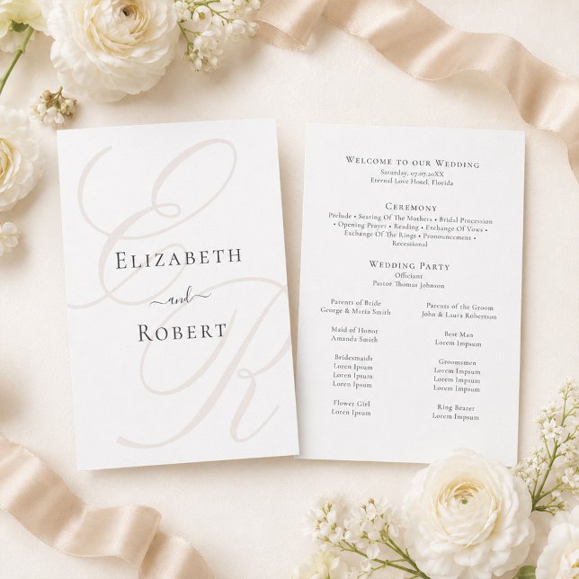 Carte de Programme de Mariage à Monogramme Minimal (Minimalist Monogram Wedding Program Card on a table with white flowers and beige silk ribbons)
