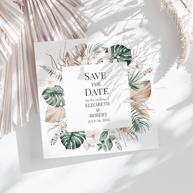 Carte de rappel de date de l'Orchidée tropicale et (Tropical Orchid and Monstera Save the Date Card on a sunny white table.)