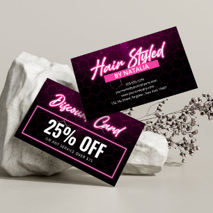 Carte De Réduction Promotion moderne de coiffeur aux cheveux roses né