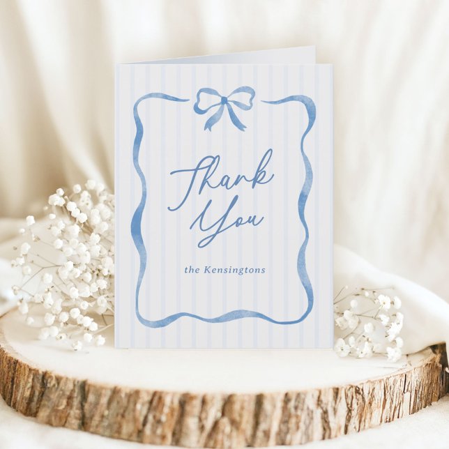 Carte De Remerciements Baby shower Bac à ruban bleu Wavy (baby shower thank you card with blue painted bow and wavy ribbon)