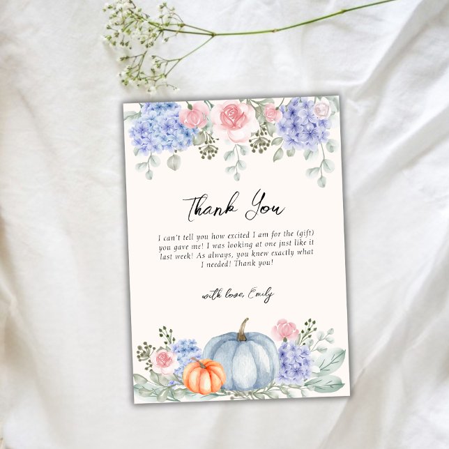 Carte De Remerciements Baby shower d'automne de Little Hydrangea Floral C (Little Hydrangea Floral Pumpkin Fall Baby Shower Thank You Card)