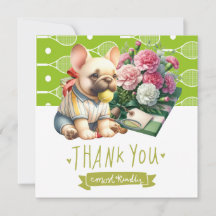 Chien de tennis avec balle et présent