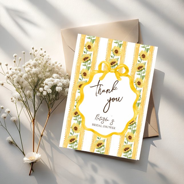 Carte De Remerciements Chute amoureuse tournesol jaune rayé douche nuptia (Fall in love sunflowers yellow stripes bridal shower thank you card retro grand millennial thank you)