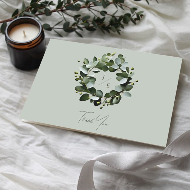 Carte De Remerciements Couronne Monogramme Eucalyptus moderne | Vert sage (Sage Green Modern Monogram Eucalyptus Wreath Wedding Thank You Card)