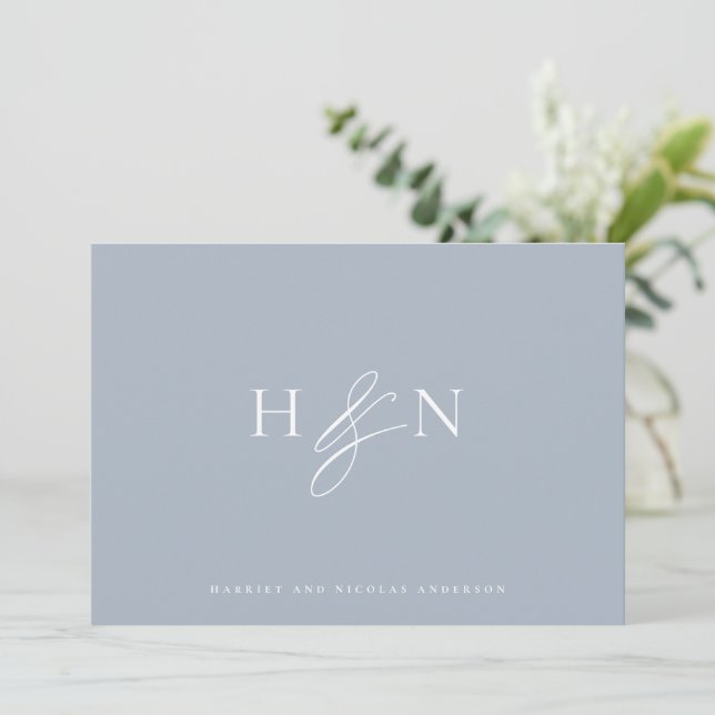 Carte De Remerciements Élégant Monogramme Dusty Mariage bleu (Debout devant)
