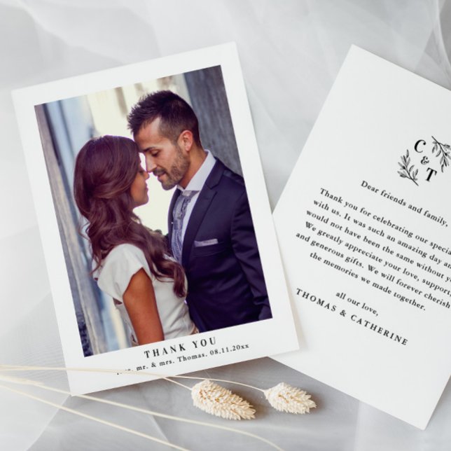 Carte De Remerciements Élégant Monogramme Verdure Feuille Photo Mariage (Simple Wedding Photo Thank You Card with Greenery Monogram.)