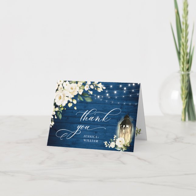 Carte De Remerciements Élégante Roses blanches Lanterne en bois bleu (Devant)