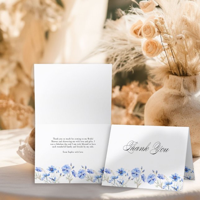 Carte De Remerciements Fleurs Bleues et Calligraphie Élégante (Thank You card with calligraphy and Blue Flowers - Something Blue Floral Bridal Shower Collection
)
