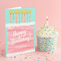 Gâteau rose et bougies d'anniversaire heureux