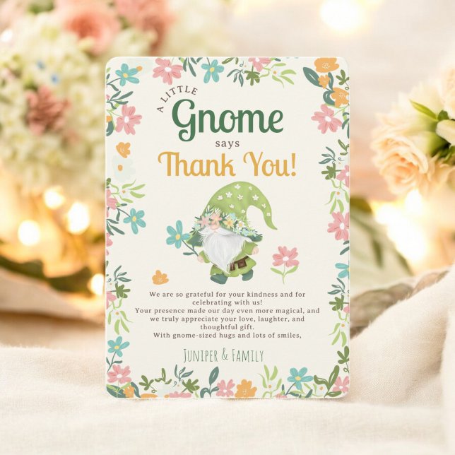Carte De Remerciements Joli Gnome Floral Fantaisiste et Amusant pour un P (Cute Fun Whimsical Floral Gnome First Birthday Thank You Card)