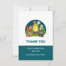 Jolie fête d'anniversaire de camping dans la jungl