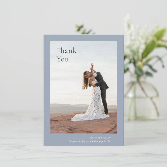 Carte De Remerciements Kristin Dusty Blue Mariage moderne (Debout devant)