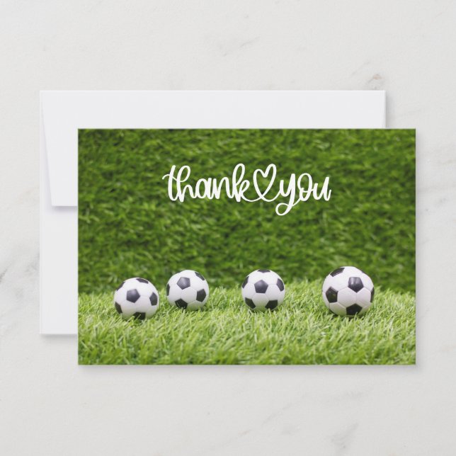 Carte De Remerciements Les balles de football sont sur l'herbe verte (Devant)