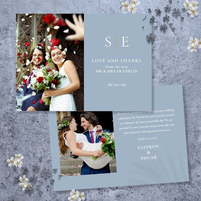 Carte De Remerciements Mariage 2 Photos Monogram Or Et Bleu Poussiéreux (Dusty Blue And Gold Monogram 2 Photo Wedding Thank You Card)