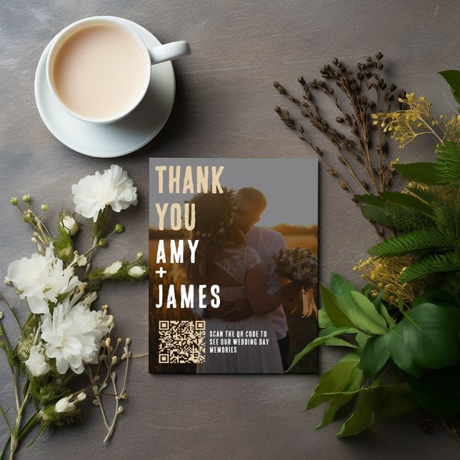 Carte de remerciements mariage avec code QR et pho (A beautiful photograph on the front, with a simple and elegant typography and QR Code on top)