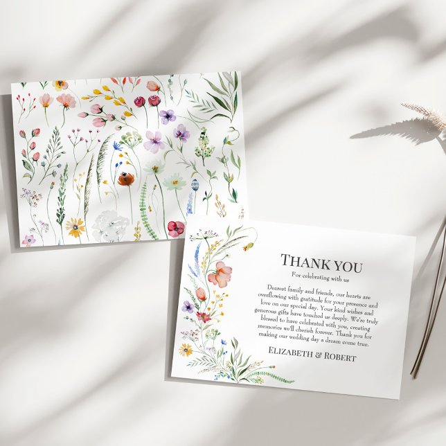 Carte De Remerciements Mariage de pré-Fleur sauvage Boho (Boho Wildflower Meadow Wedding Thank You Card on a sunny white table.)