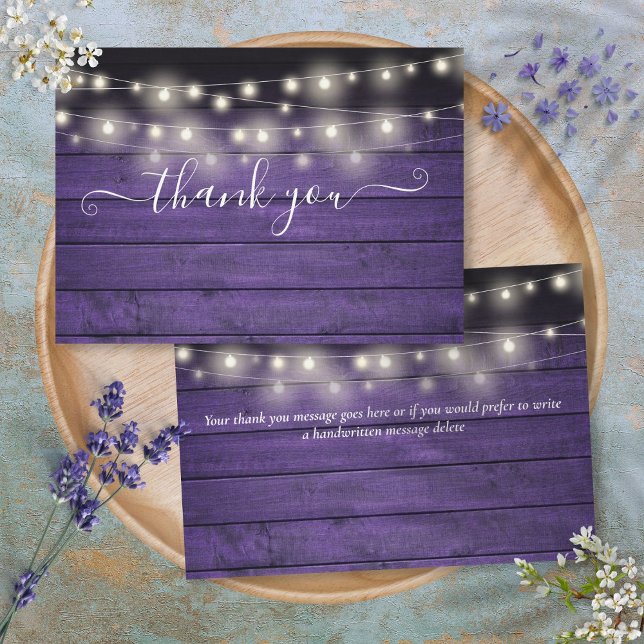Carte De Remerciements Mariage de script de chaîne de bois rustique viole (Purple Rustic Wood String Lights Script Wedding Thank You Card)