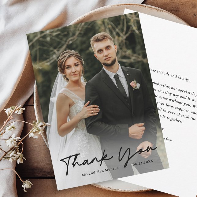 Carte De Remerciements Mariage photo de script manuscrit simple (Simple handwritten black script wedding photo thank you card.)