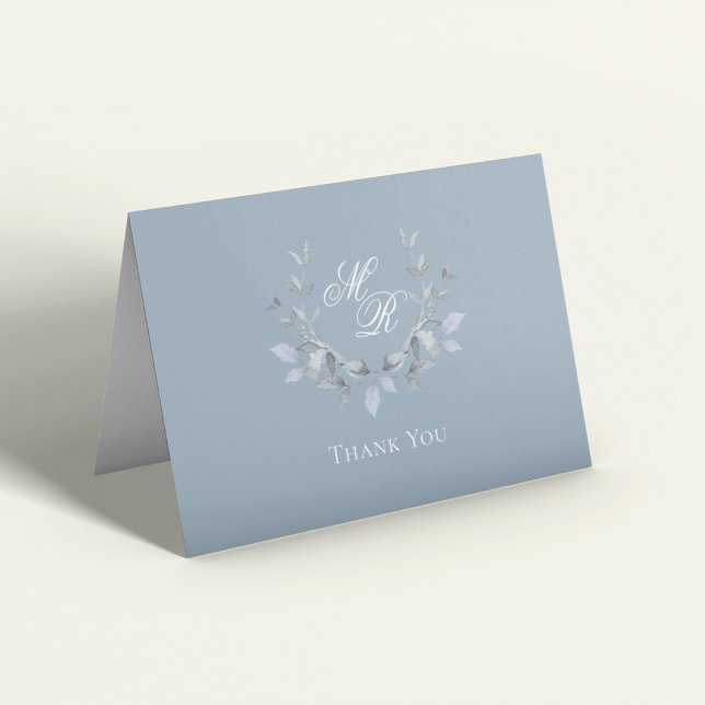 Carte De Remerciements Mariage Remerciements Écriture Monogramme Bleu Pou (Dusty blue horizontal wedding thank you card with elegant monogram and soft botanical wreath)