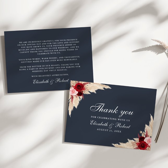 Carte De Remerciements Mariage Rose de Midnight Blue Burgundy (Midnight Blue Burgundy Roses Wedding Thank You Card on a sunny white table.)