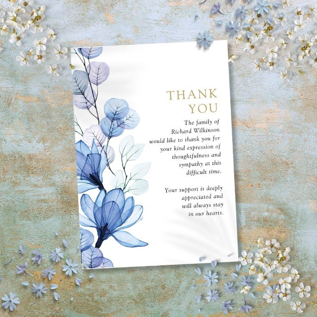 Carte De Remerciements Mémorial Floral Bleu Célébration De La Vie Funérai (Blue Floral Memorial Celebration Of Life Funeral Thank You Card)