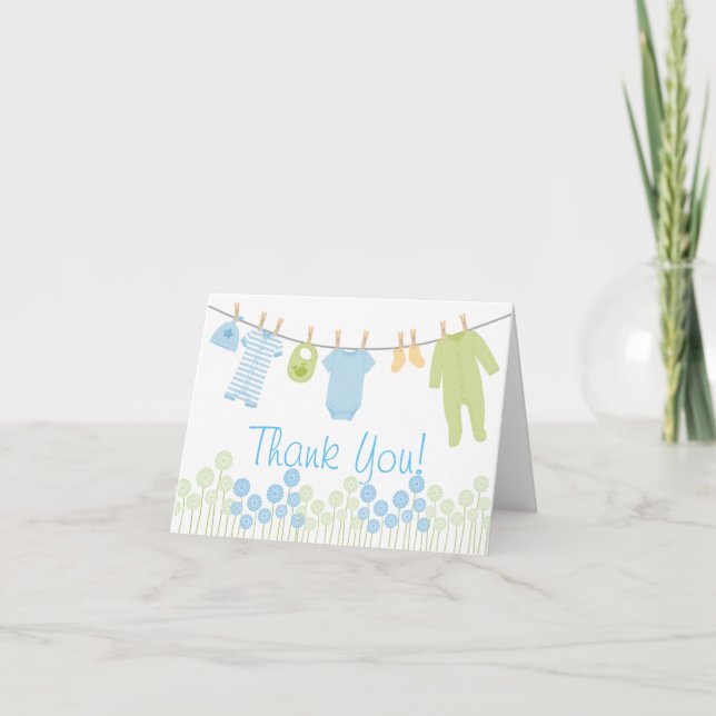 Carte De Remerciements Petits les vêtements bleus et verts que le bébé (Devant)
