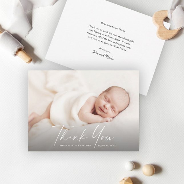 Carte De Remerciements Photo de bébé avec écriture moderne (Créateur téléchargé)