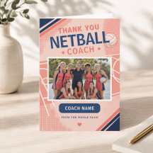 Photo d'équipe moderne de netball avec l'entraîneu