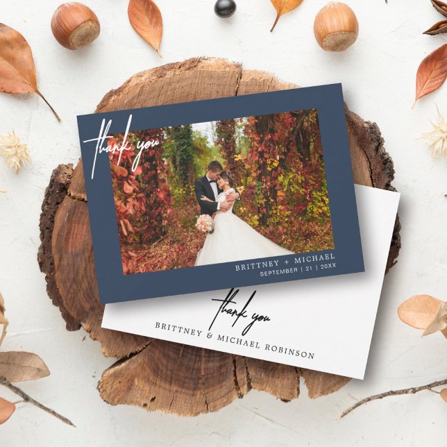 Carte De Remerciements Photo moderne à la main Dusty Navy bleu (Modern elegant wedding thank you card with a wedding photo on the front and simple hand written font)