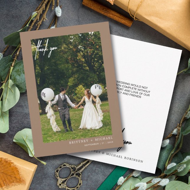 Carte De Remerciements Photo Moderne À Lettres À La Main Tan (Modern elegant hand written wedding thank you card for the minimalistic bride.)