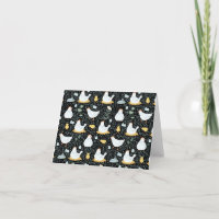 Poules rêvant dans le poulailler en noir