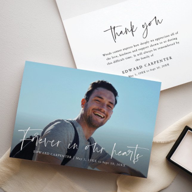 Carte De Remerciements Pour toujours dans nos coeurs Funeral Memorial (Modern script forever in our hearts folded photo memorial thank you card.)