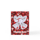 Un gentil bonhomme de neige fait un ange de neige