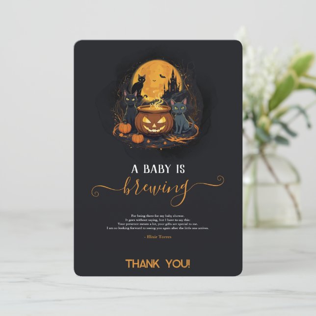 Carte De Remerciements Une Baby Shower Halloween Mignonne : Un Bébé Est E (Debout devant)