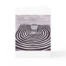 Verre d'eau sur cercles noirs et blancs 