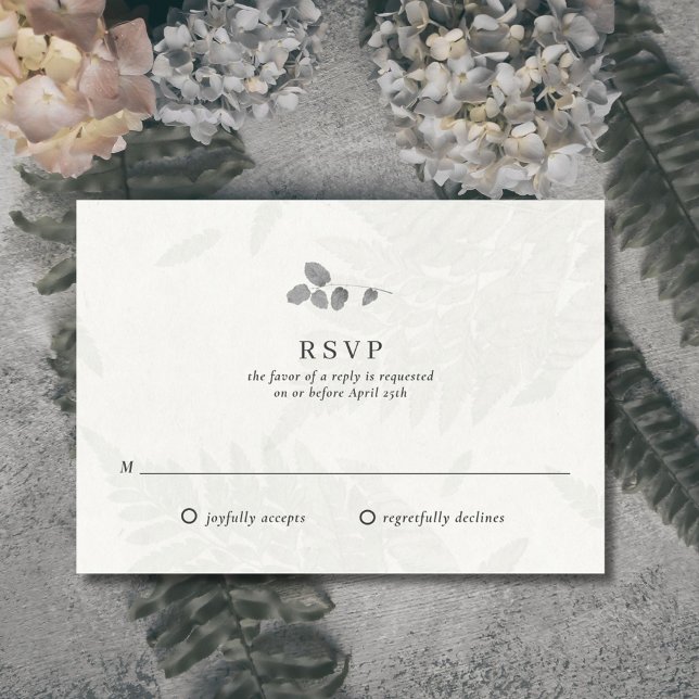 Carte de réponse de mariage à monogramme de feuill (Elegant botanical leaf wedding RSVP card. Features a light gray faux leaf pattern. )
