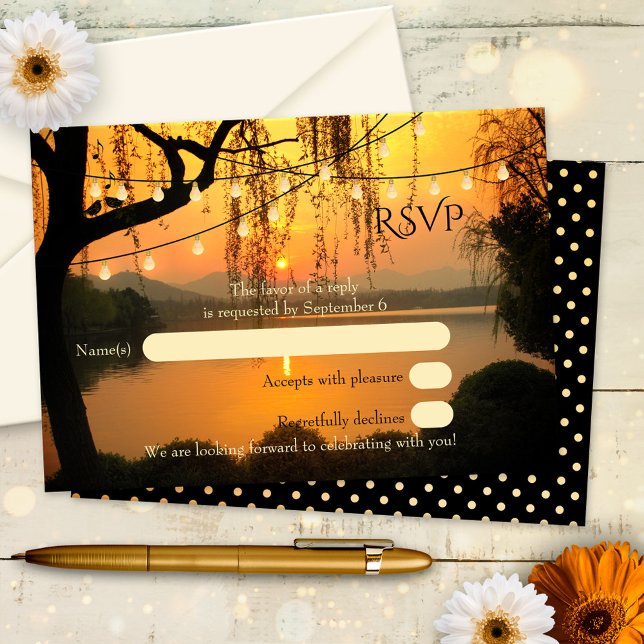 Carte de réponse de mariage au coucher du soleil a (Wedding RSVP card with string lights on a tree overlooking the water at sunset)