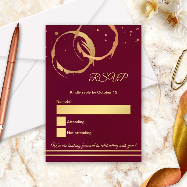 Carte de réponse de mariage Marsala avec tache de  (RSVP card featuring gold and rose gold intersecting wine stains with confetti on burgundy)