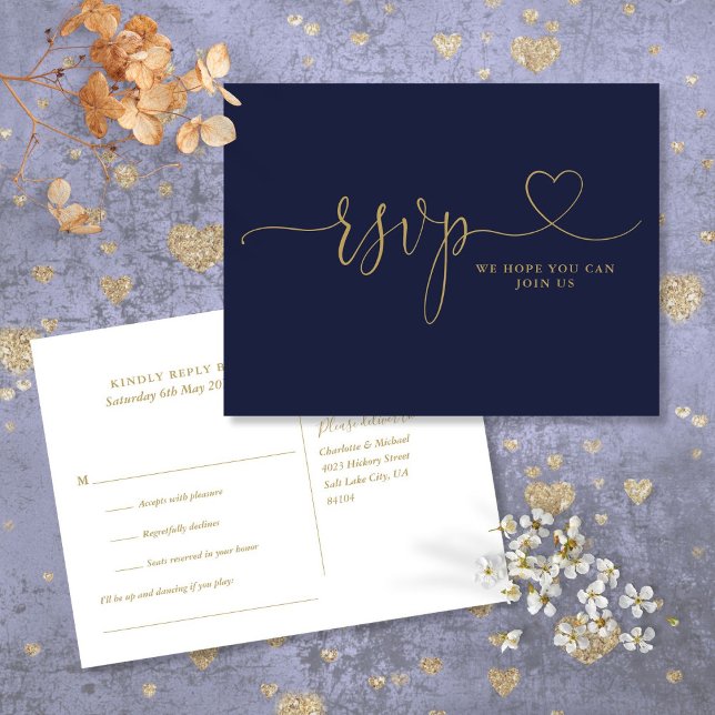 Carte de réponse Navy Blue et Or Heart Script pour (Heart Script Navy Blue And Gold Song Request Invitation Postcard)
