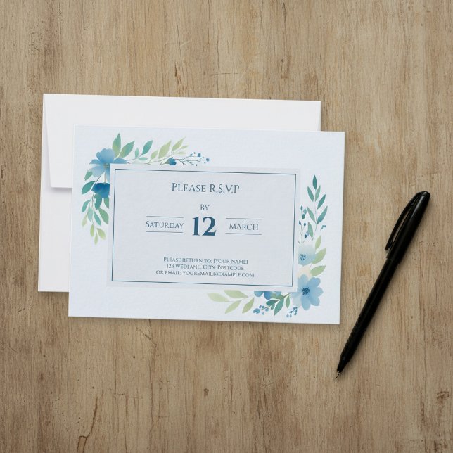 Carte de réponse RSVP florale Bleu jolie aquarelle (Pretty Blue Watercolor Floral RSVP Response Card.)