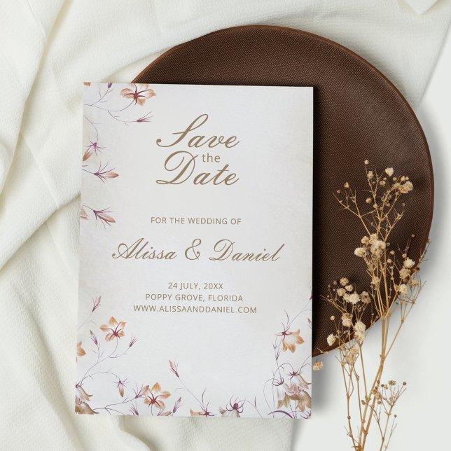 Carte de sauvegarde de date florale Boho (Boho Floral Save the Date Card on white table with dark brown plate and wildflower)