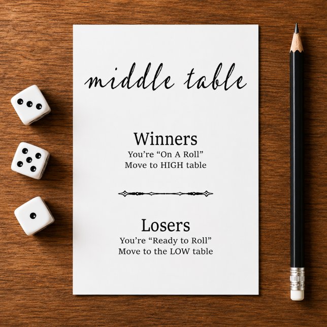 Carte de table centrale moderne Bunco noir et blan (Modern script black and white Bunco Middle Table card, a stylish dice night sign for party decor.)