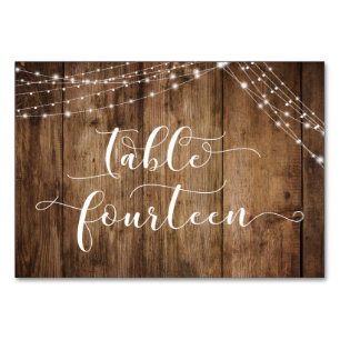 Carte de table marron rustique en bois et lumières