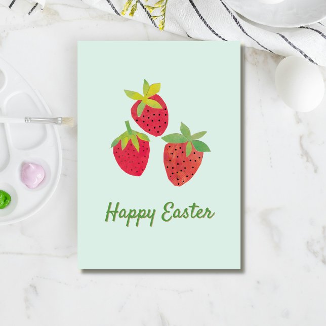 Carte de vacances pliée rétro fraise Joyeuses Pâqu (Three vibrant red strawberries appear over a retro "Happy Easter" on a mint green background.)