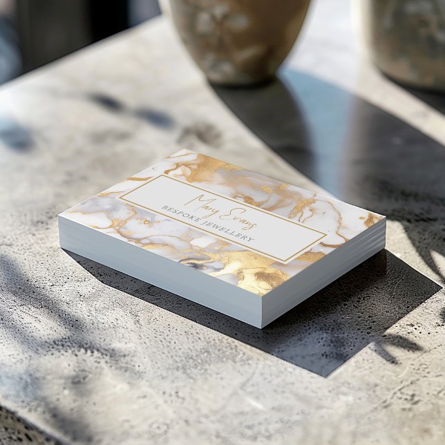 Carte de visite à effet marbre blanc et or (This unique card features a luxury white and gold pattern.)
