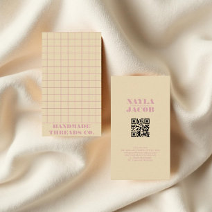 Carte De Visite Beige et rose À damiers Motif QR Code moderne