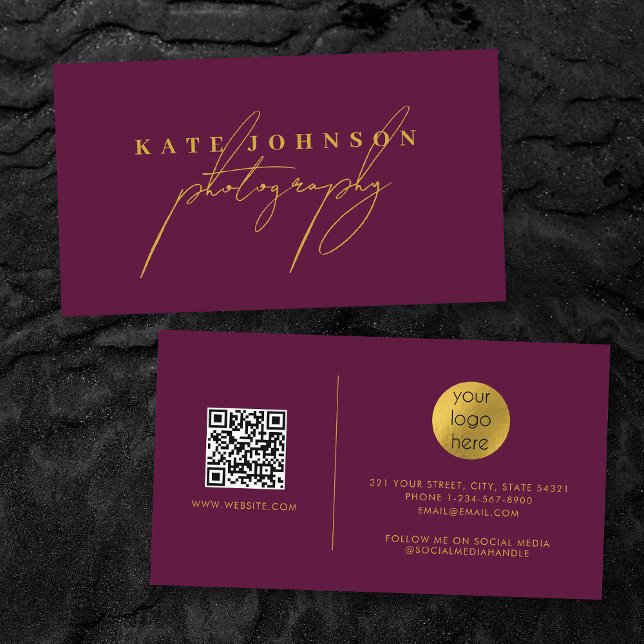 Carte De Visite Burgundy Gold Script QR Code Médias sociaux (Burgundy Gold Script QR Code Social Media Business Card)