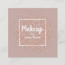 Maquilleur avec les confettis roses simulés d'or