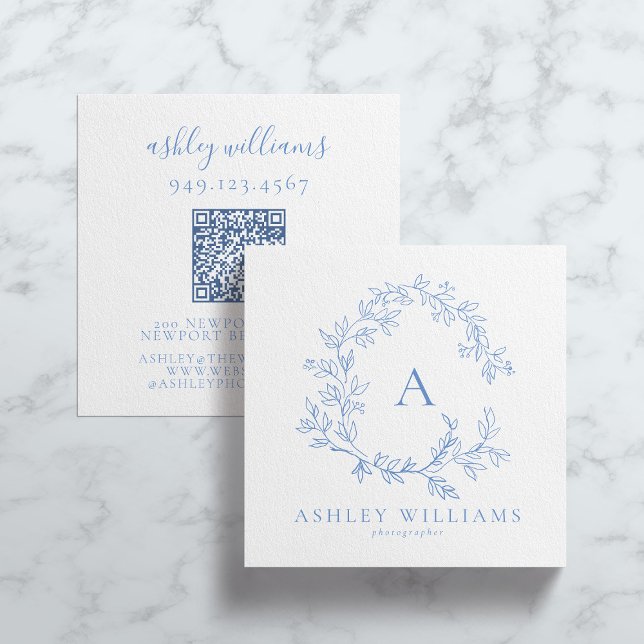 Carte De Visite Carré Pastel Blue QR Code Monogramme Floral Crest (Créateur téléchargé)