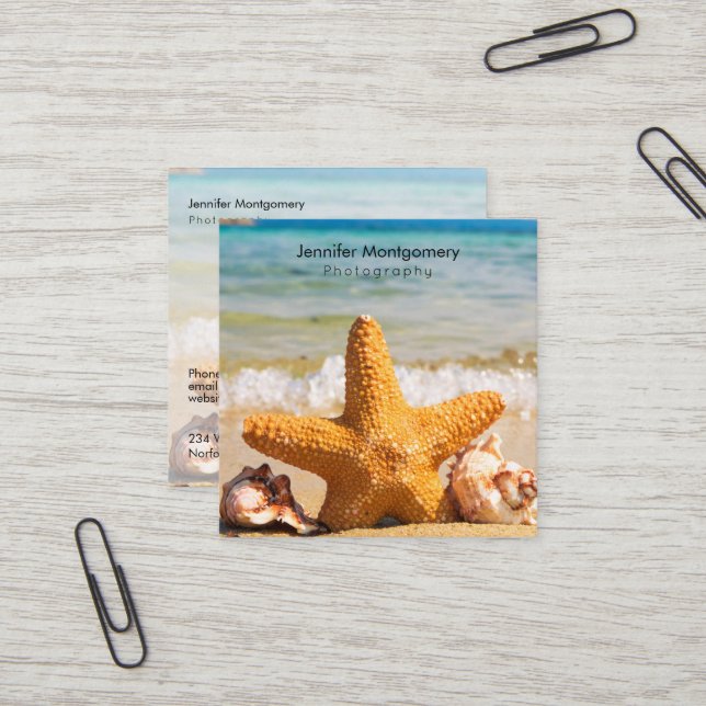 Carte De Visite Carré Poisson étoilé et coquillages sur la plage (Devant/Arrière en situation)